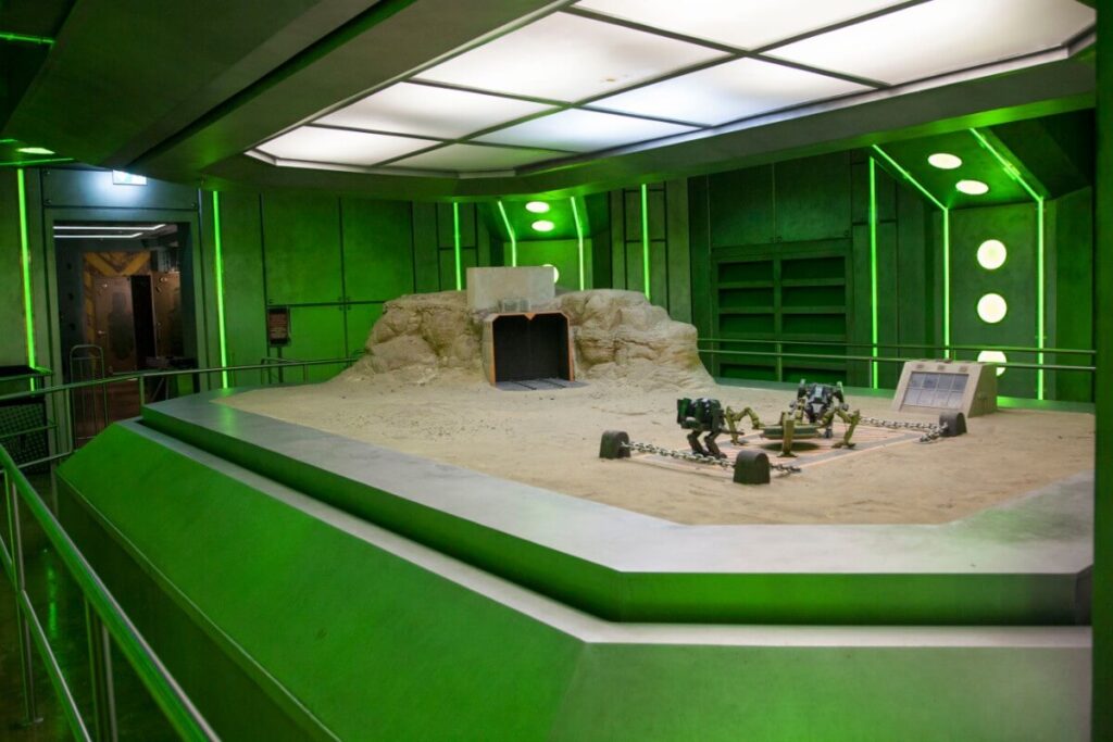 Hulk Epsilon Base 3D attraction queue